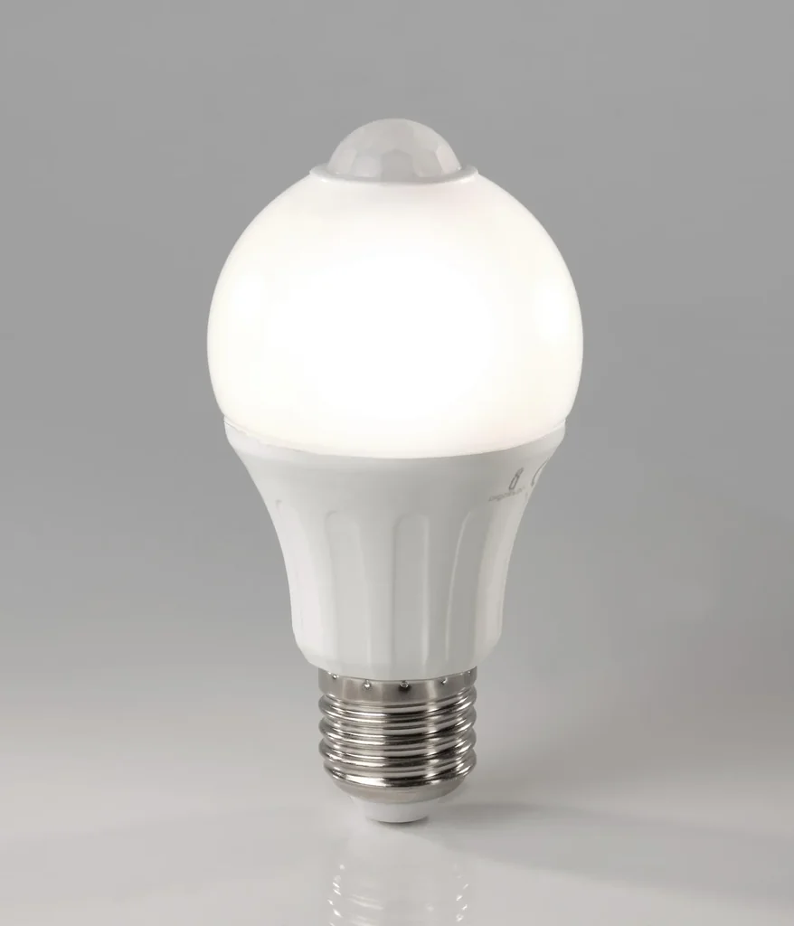 LED lamp with motion sensor - 6 watts, E27, warm white