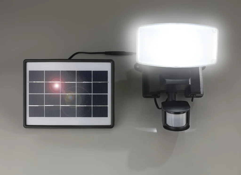 Solar LED floodlight with 1000 lumens with solar module and motion sensor, IP44