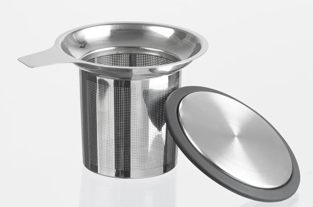 Stainless steel tea strainer with silicone lid