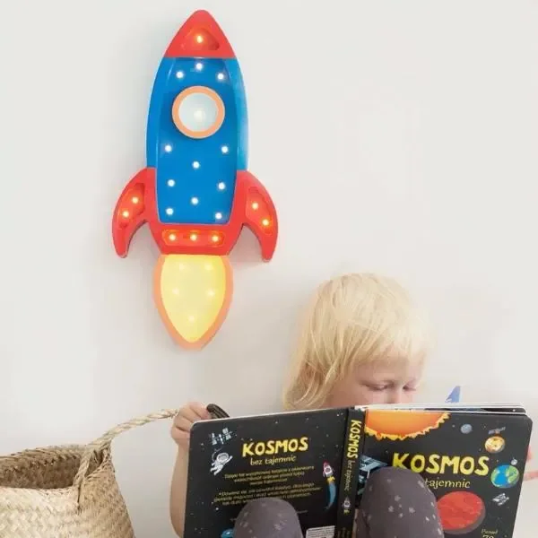 Nocne światło dla dzieci Little Lights, lampka nocna Statek rakietowy – 100% naturalna sosna, kolor: granatowy/czerwony