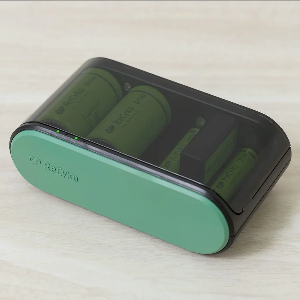 USB universal charger for all common NiMH batteries