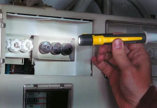 "Voltage tester optical & acoustic with LED flashlight image"