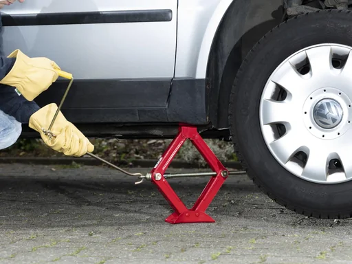 "Scissor jack 1.5 t + rubber pad for jack image"