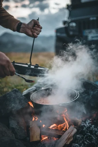 "Dutch oven (9 qt) image"
