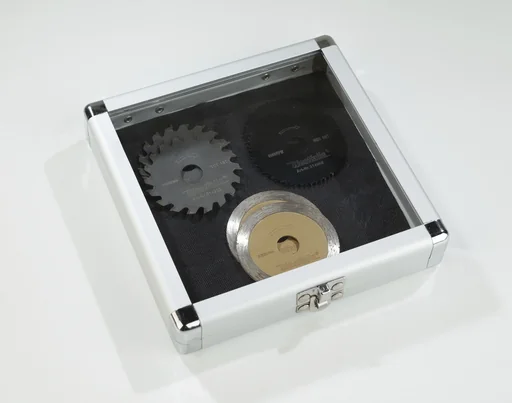 "6-piece saw blade set in aluminum case image"